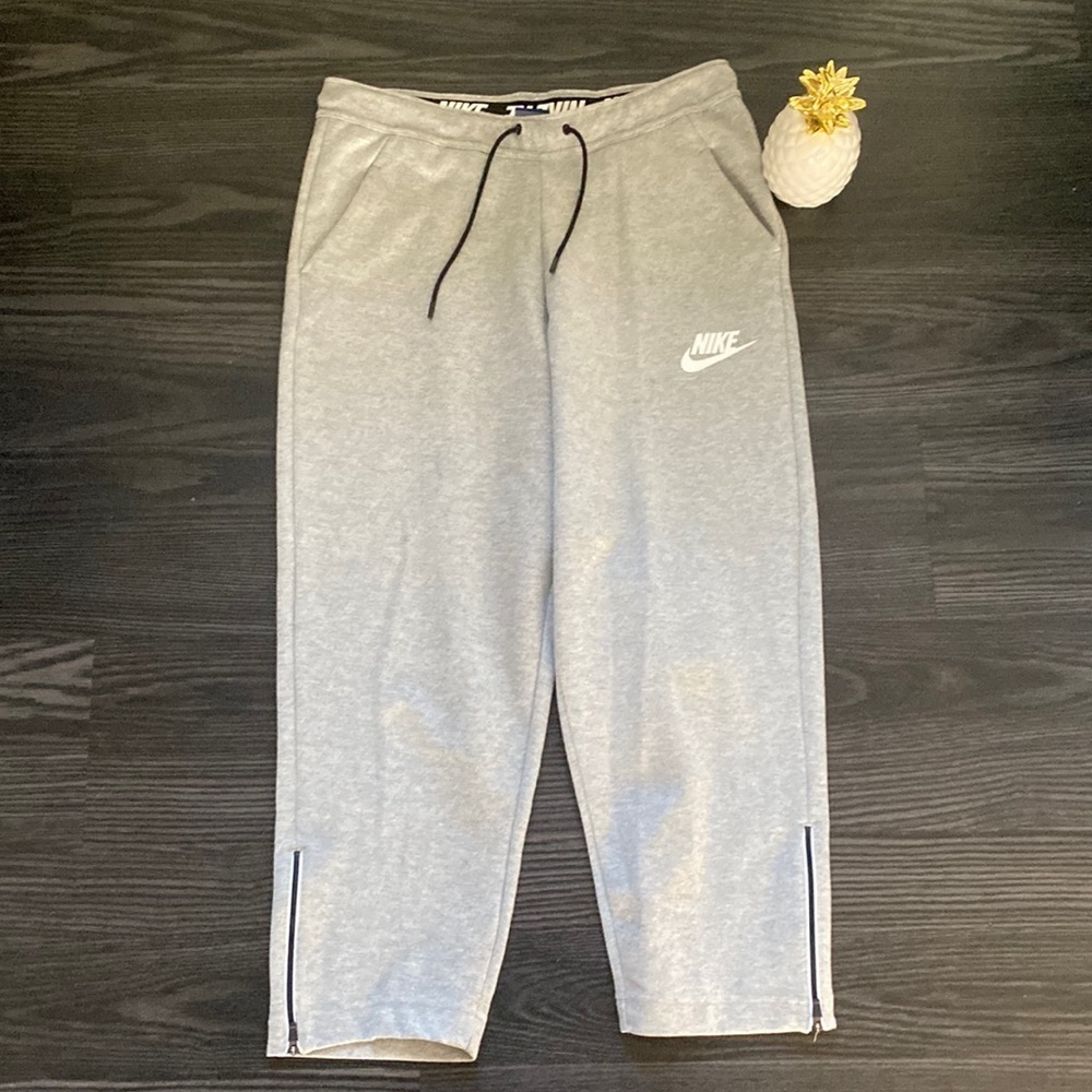 🍍Nike capri🍍 zip bottom🍍pockets🍍size M🍍C-1